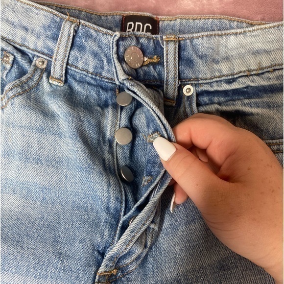 Urban Outfitters BDG high-rise straight-leg distressed mom jeans women’s size 26 - Picture 3 of 8